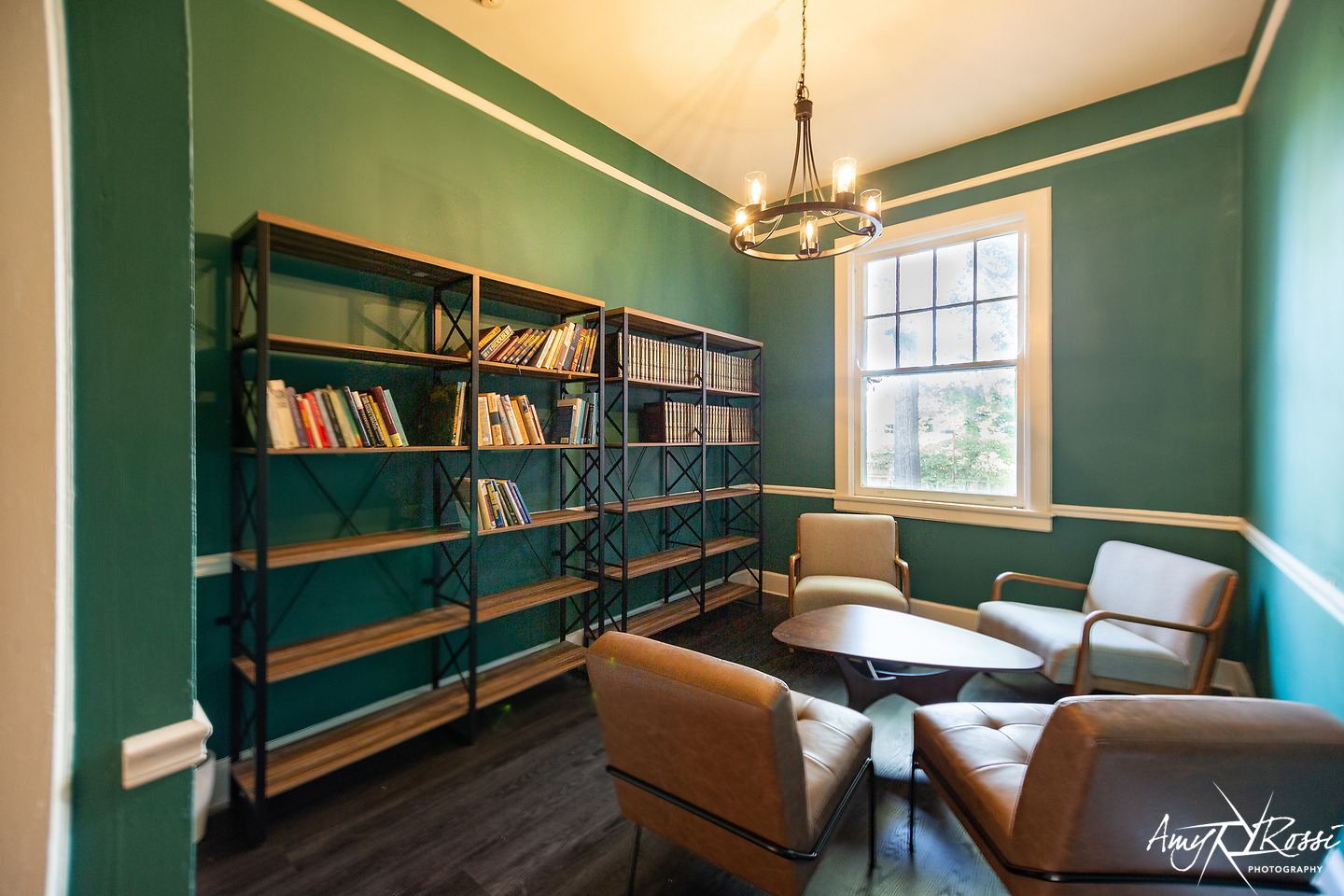 The green library room at the Fleishman House, bookshelves and leather chairs